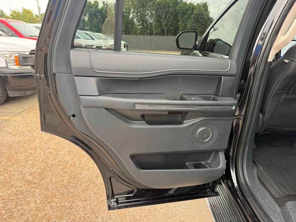 Ford Expedition Vehicle Full-screen Gallery Image 15