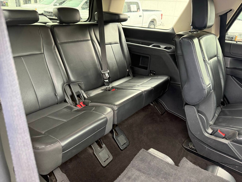 Ford Expedition Vehicle Full-screen Gallery Image 17