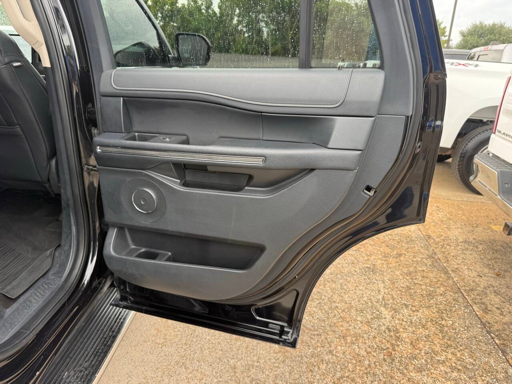 Ford Expedition Vehicle Full-screen Gallery Image 18