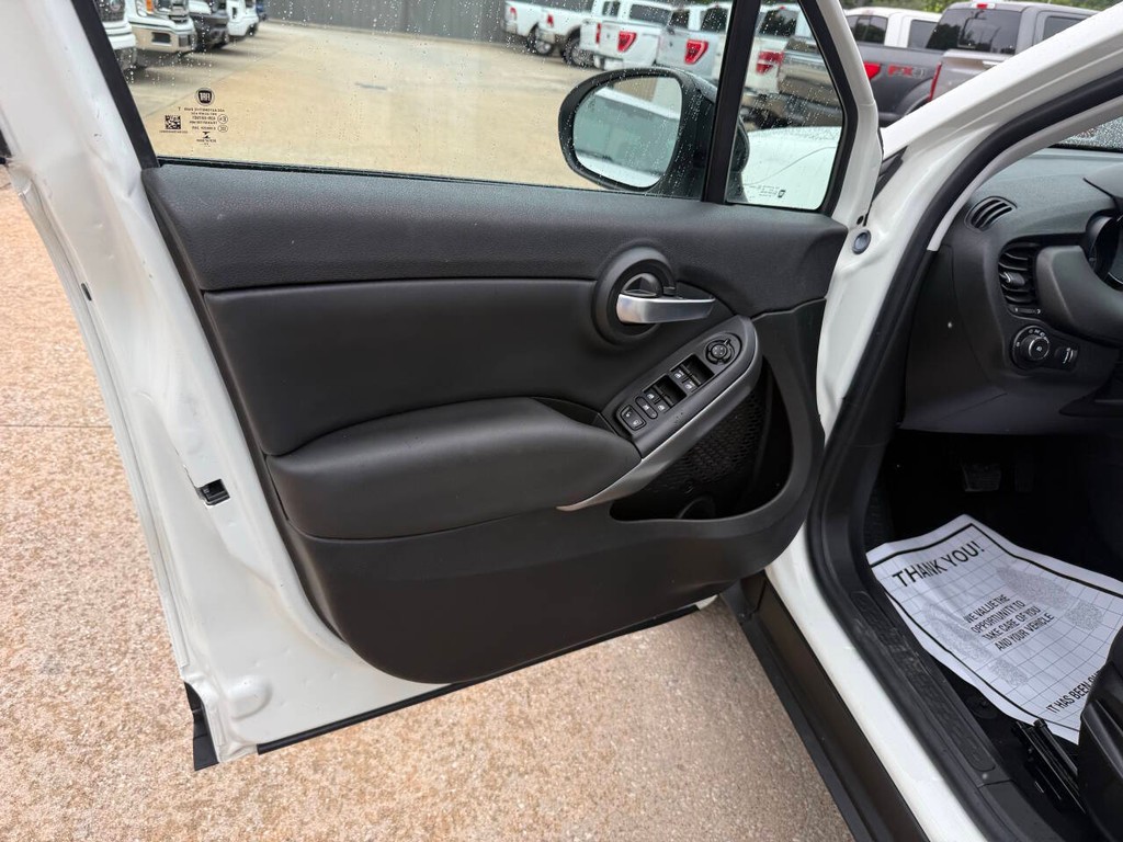 FIAT 500X Vehicle Full-screen Gallery Image 08
