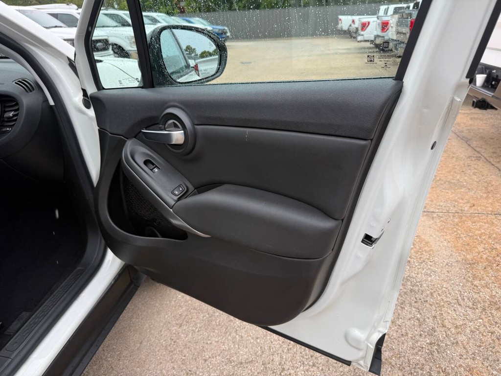 FIAT 500X Vehicle Full-screen Gallery Image 11