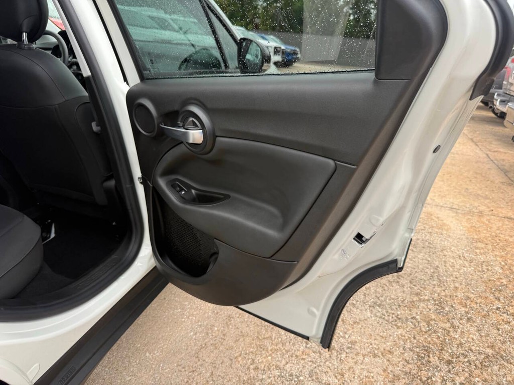 FIAT 500X Vehicle Full-screen Gallery Image 16