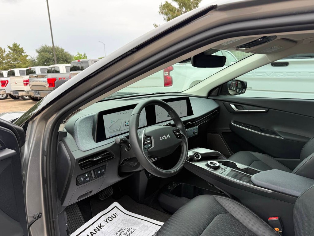 Kia EV6 Vehicle Full-screen Gallery Image 06