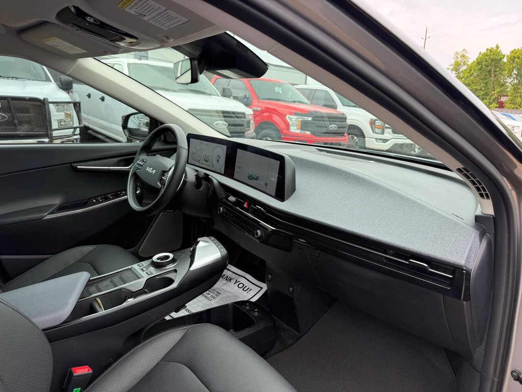 Kia EV6 Vehicle Full-screen Gallery Image 09