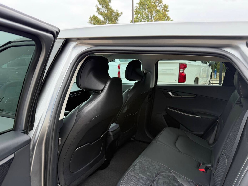 Kia EV6 Vehicle Full-screen Gallery Image 12
