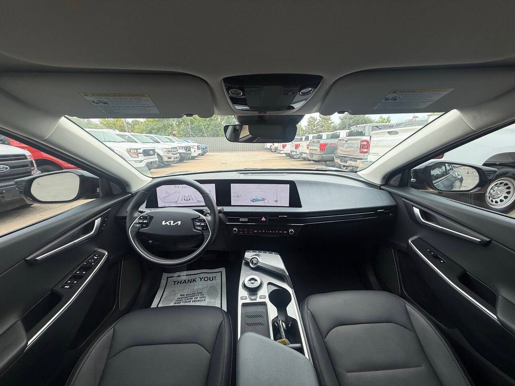 Kia EV6 Vehicle Full-screen Gallery Image 18
