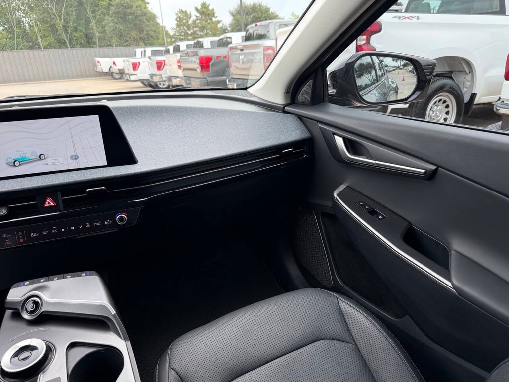 Kia EV6 Vehicle Full-screen Gallery Image 21