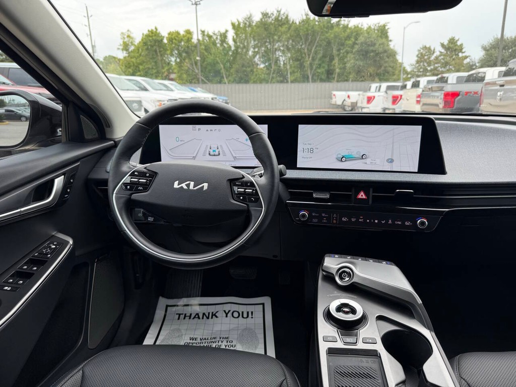 Kia EV6 Vehicle Full-screen Gallery Image 22
