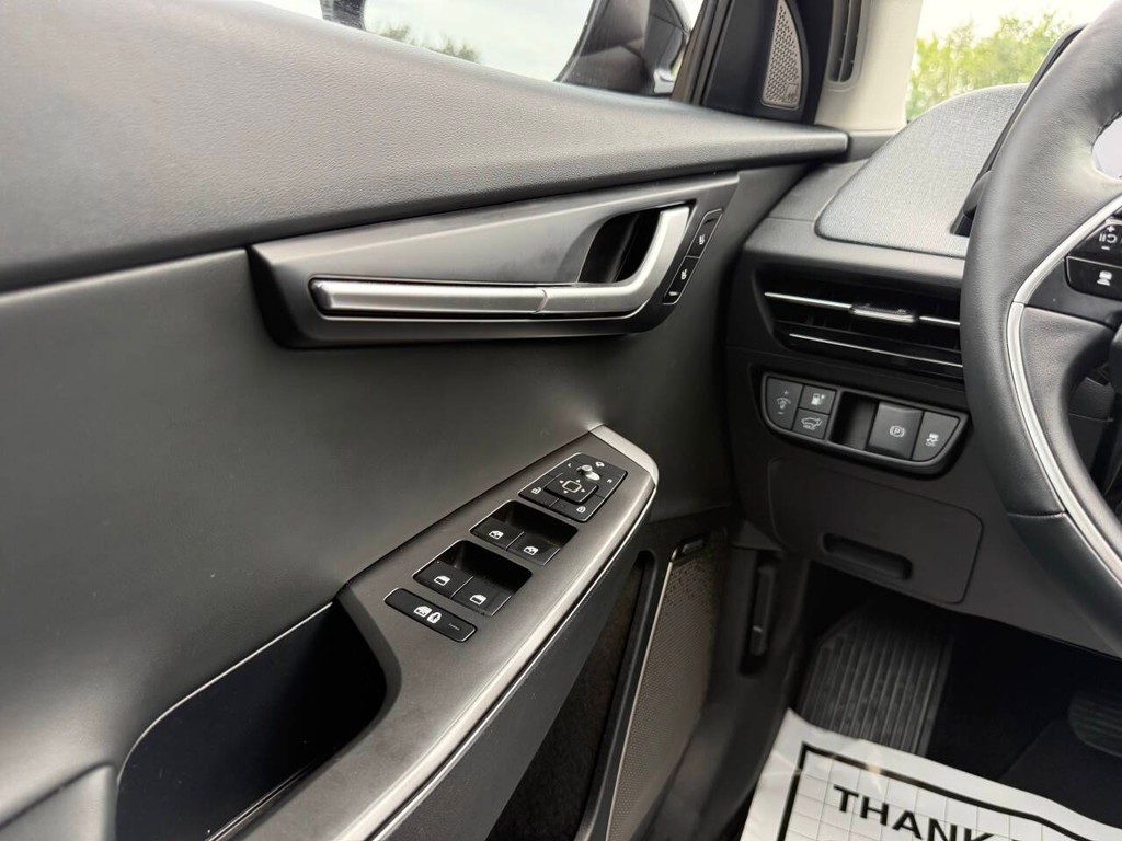 Kia EV6 Vehicle Full-screen Gallery Image 30