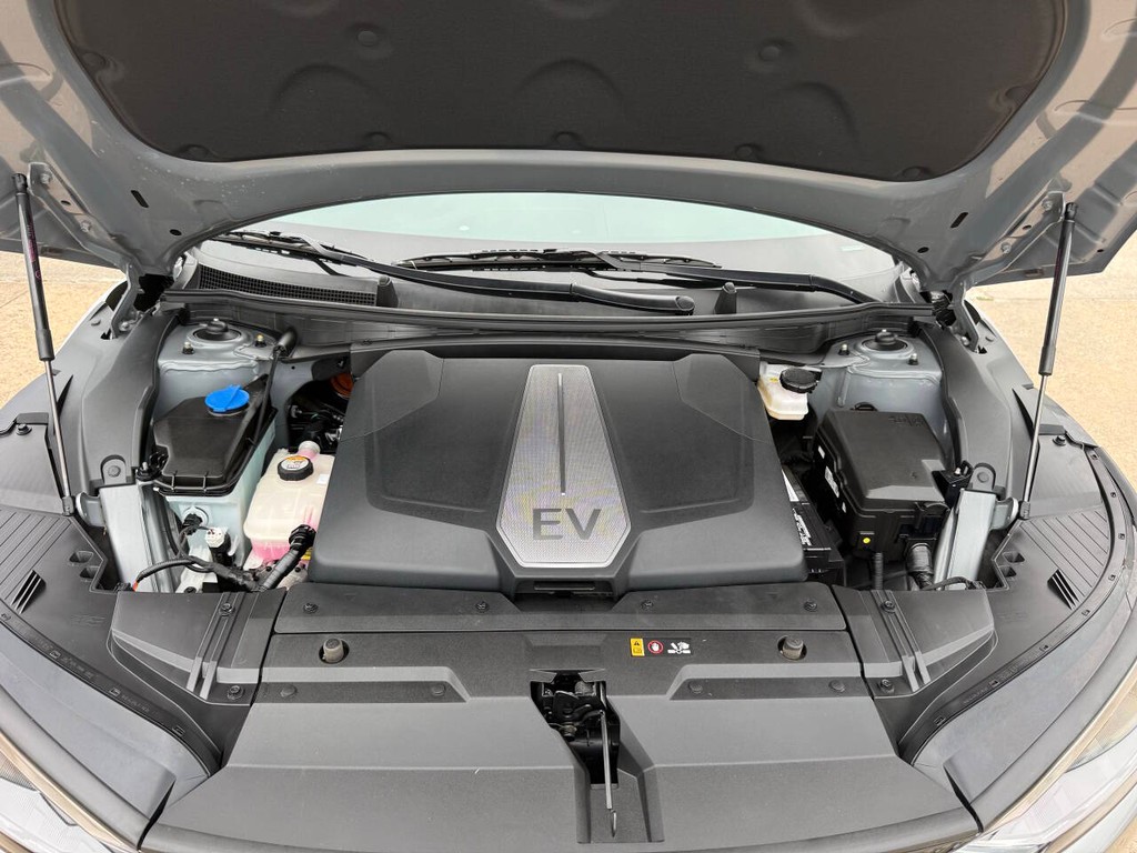 Kia EV6 Vehicle Full-screen Gallery Image 34