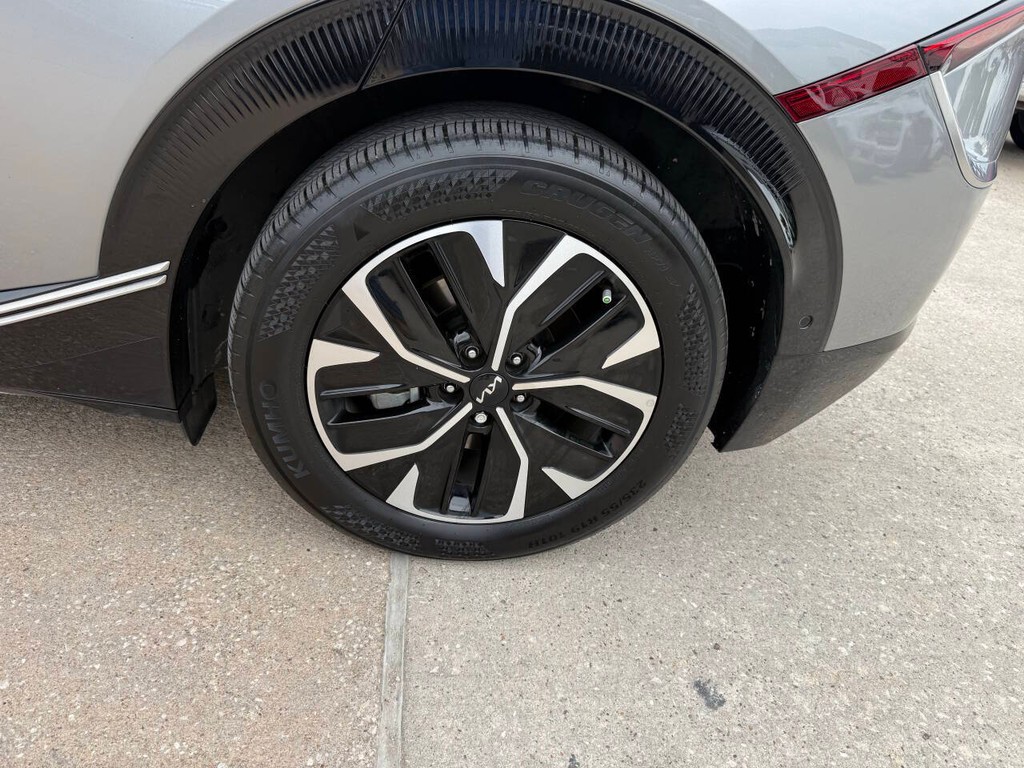 Kia EV6 Vehicle Full-screen Gallery Image 35
