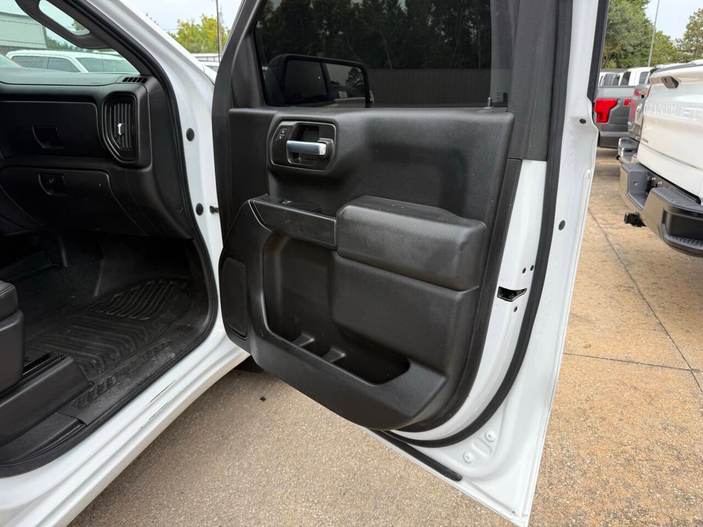 Chevrolet Silverado 1500 Vehicle Full-screen Gallery Image 11