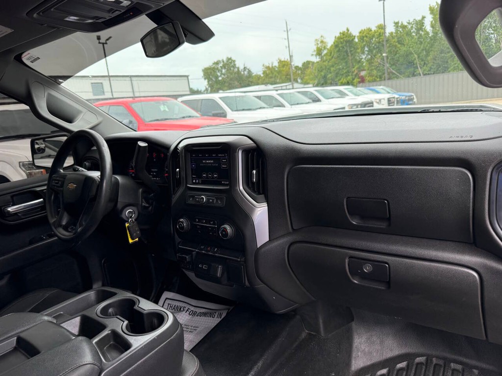 Chevrolet Silverado 1500 Vehicle Full-screen Gallery Image 17