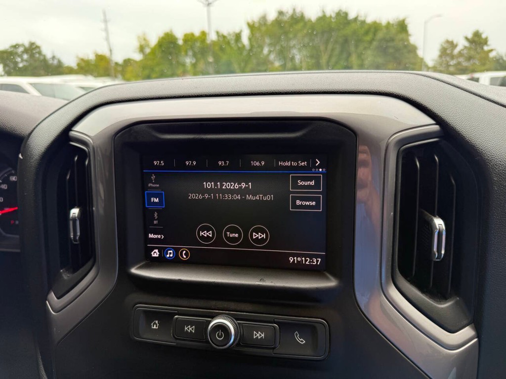 Chevrolet Silverado 1500 Vehicle Full-screen Gallery Image 22