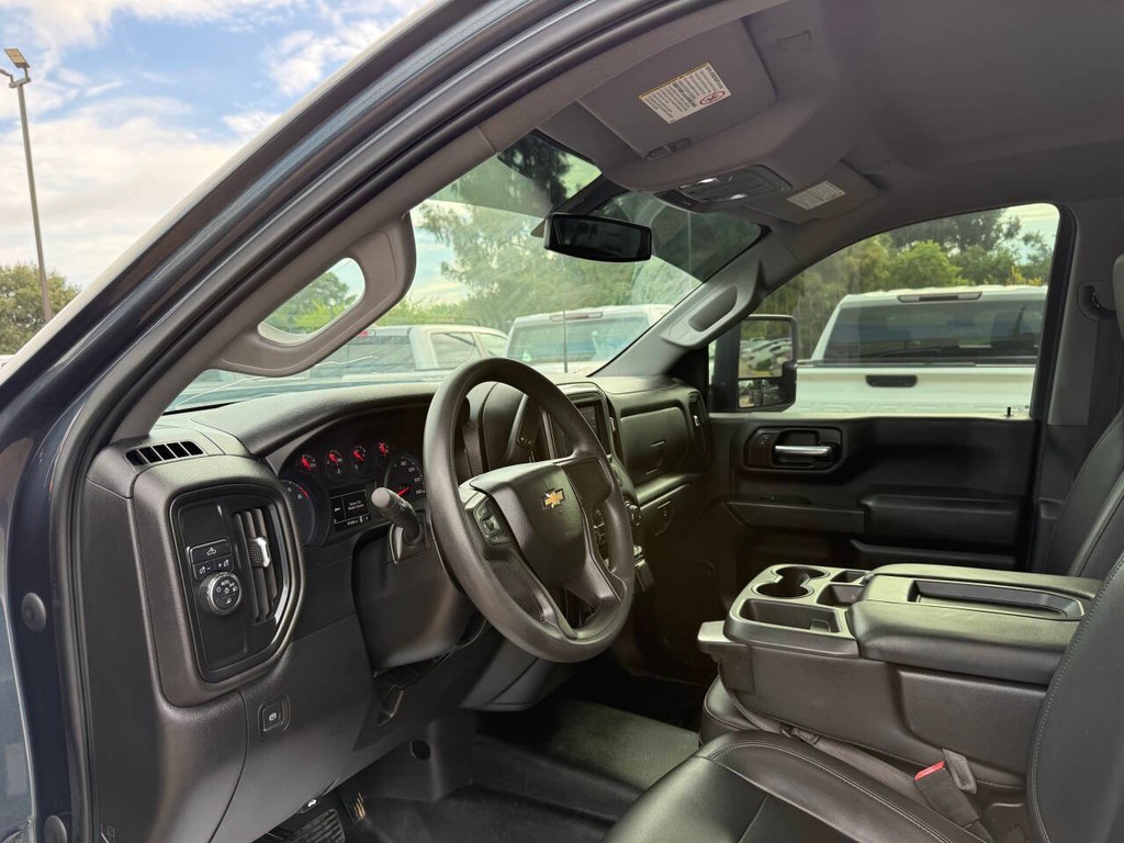 Chevrolet Silverado 2500HD Vehicle Full-screen Gallery Image 06