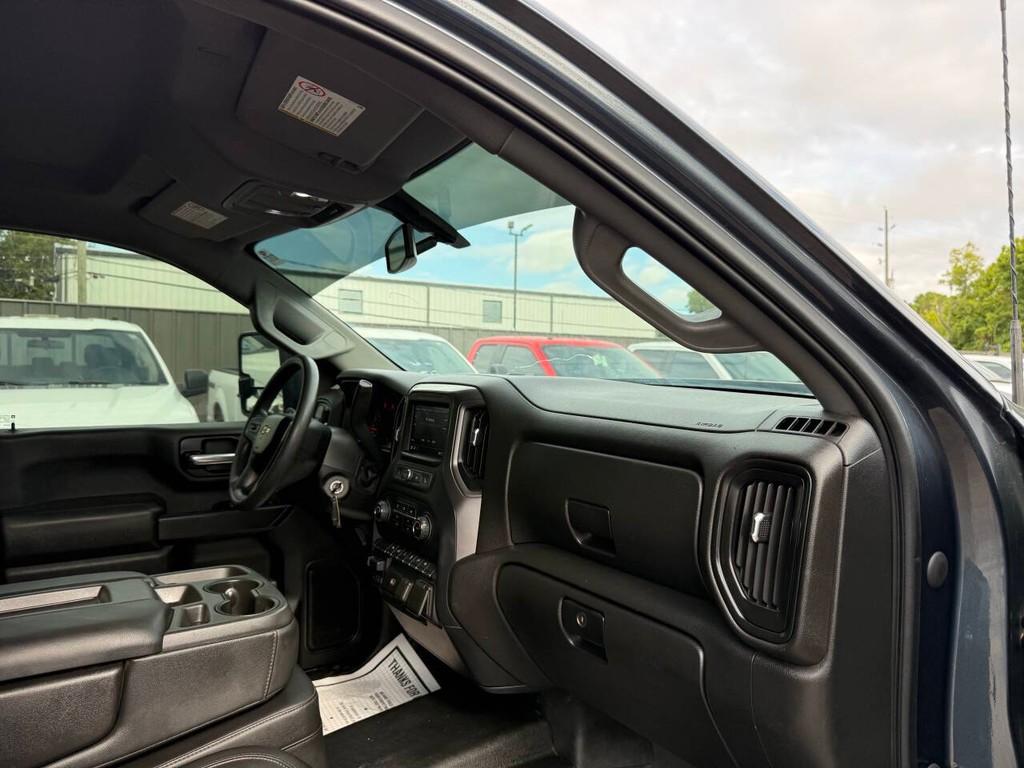 Chevrolet Silverado 2500HD Vehicle Full-screen Gallery Image 09