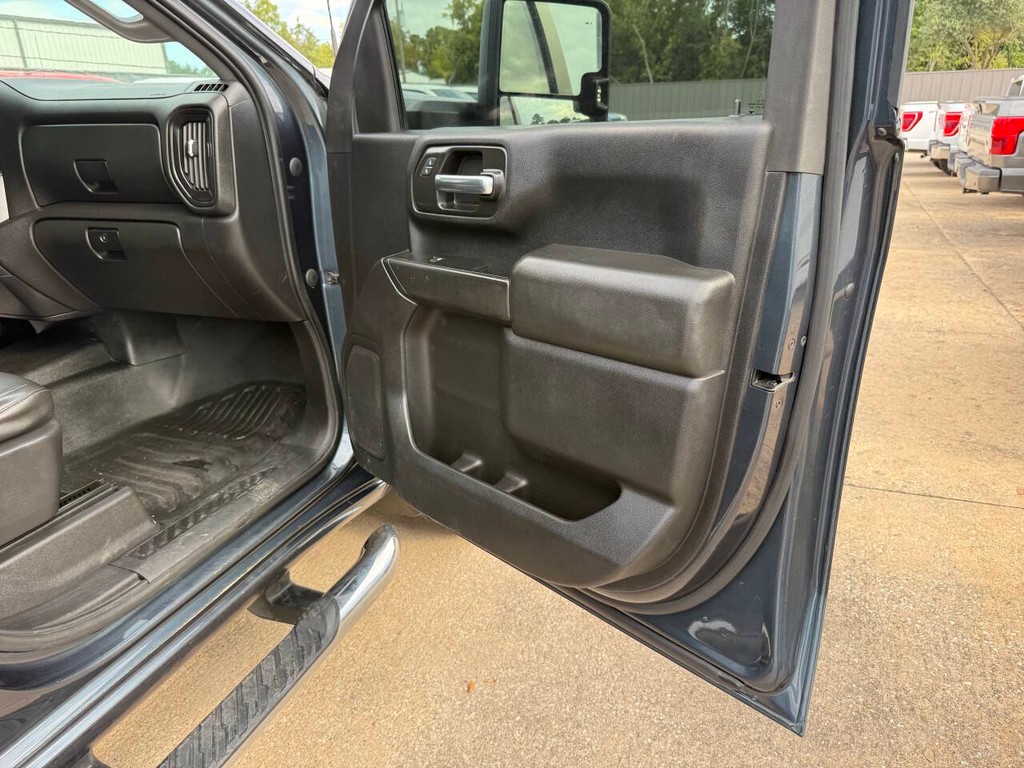 Chevrolet Silverado 2500HD Vehicle Full-screen Gallery Image 11