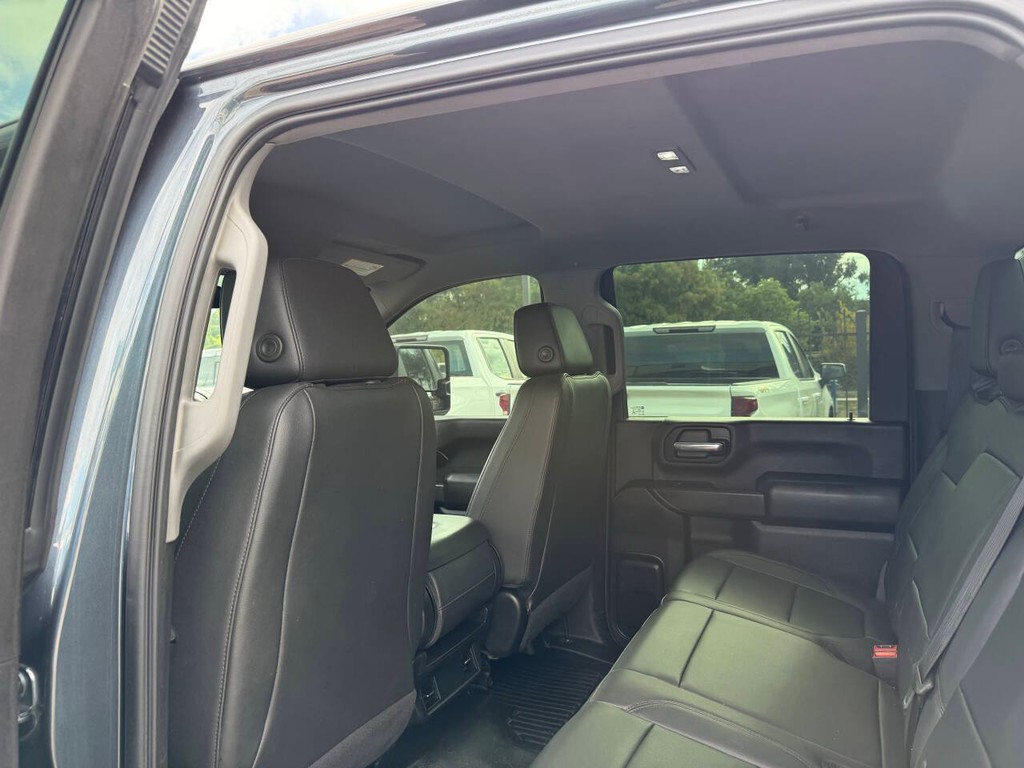 Chevrolet Silverado 2500HD Vehicle Full-screen Gallery Image 12