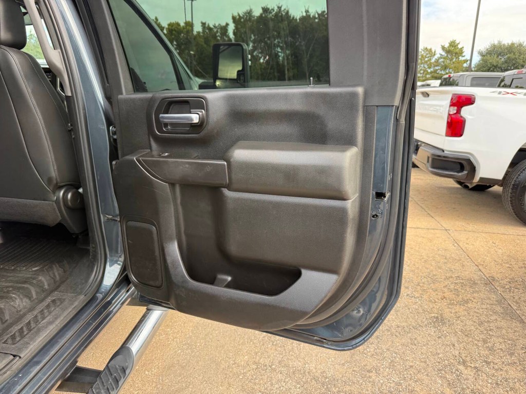 Chevrolet Silverado 2500HD Vehicle Full-screen Gallery Image 16