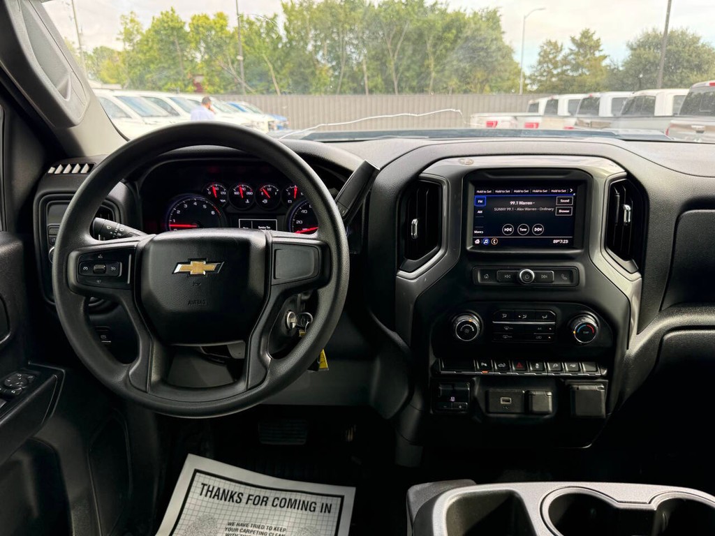 Chevrolet Silverado 2500HD Vehicle Full-screen Gallery Image 21