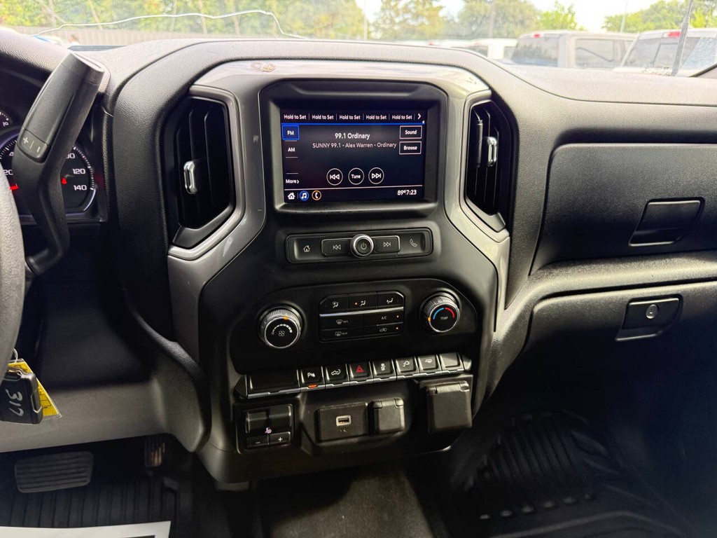 Chevrolet Silverado 2500HD Vehicle Full-screen Gallery Image 24