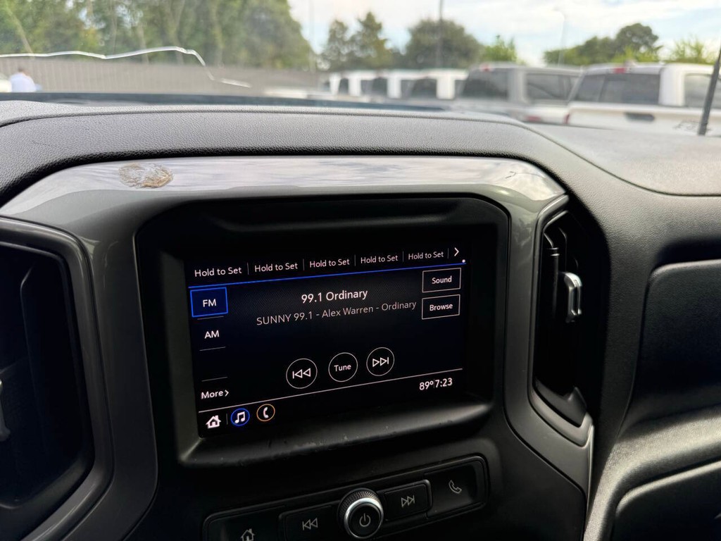 Chevrolet Silverado 2500HD Vehicle Full-screen Gallery Image 25
