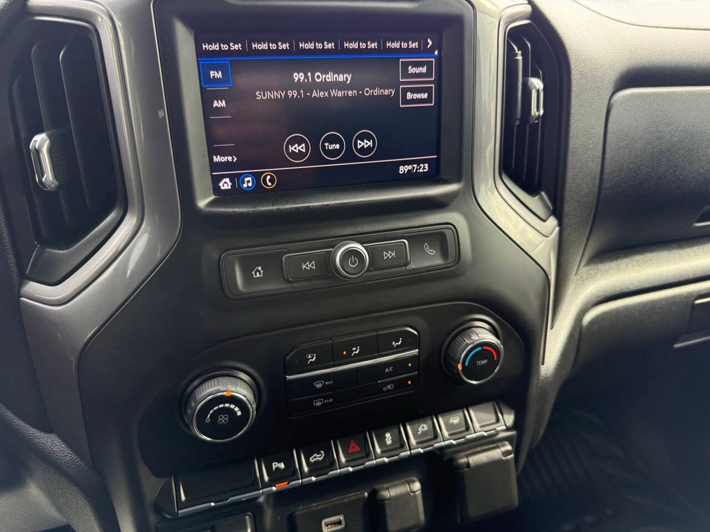 Chevrolet Silverado 2500HD Vehicle Full-screen Gallery Image 26