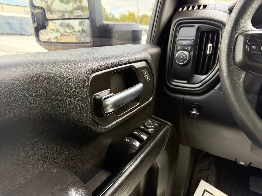 Chevrolet Silverado 2500HD Vehicle Full-screen Gallery Image 29