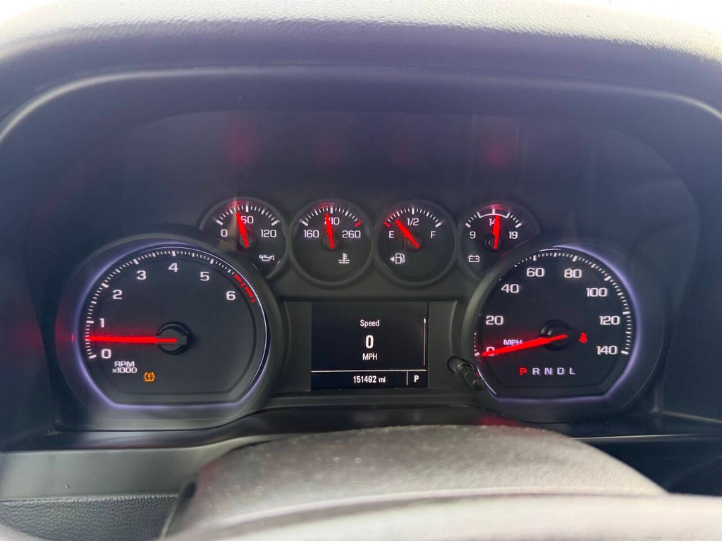 Chevrolet Silverado 2500HD Vehicle Full-screen Gallery Image 30