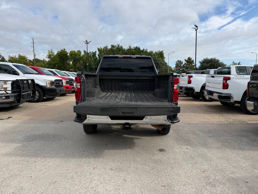 Chevrolet Silverado 2500HD Vehicle Full-screen Gallery Image 37