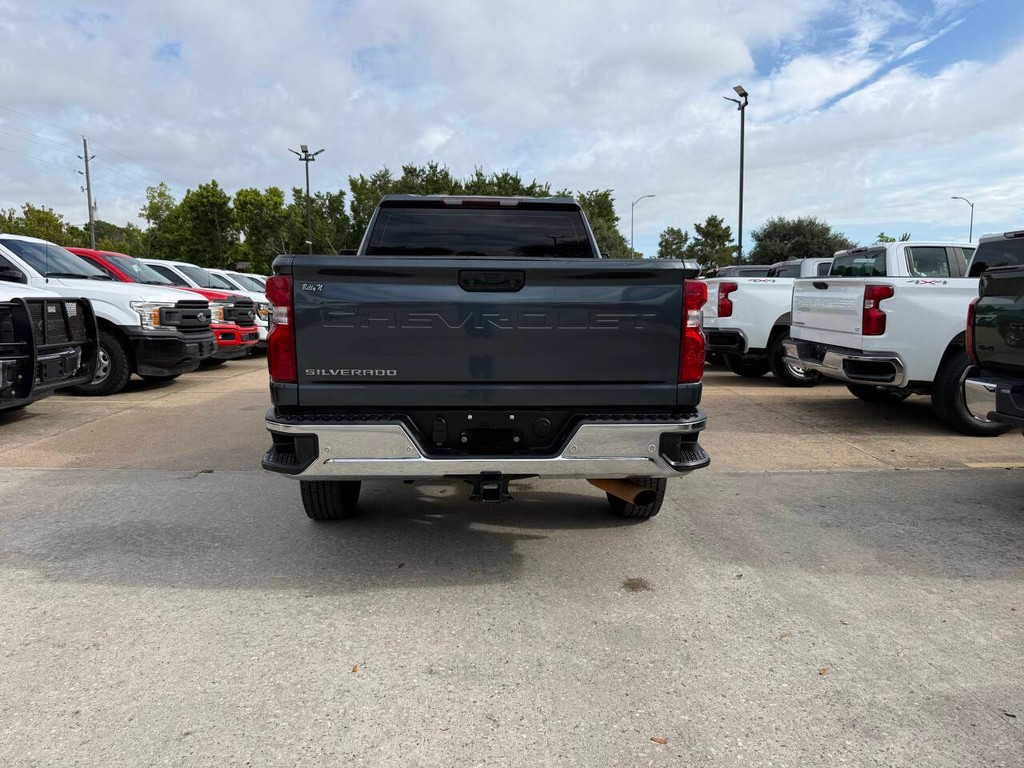 Chevrolet Silverado 2500HD Vehicle Full-screen Gallery Image 38