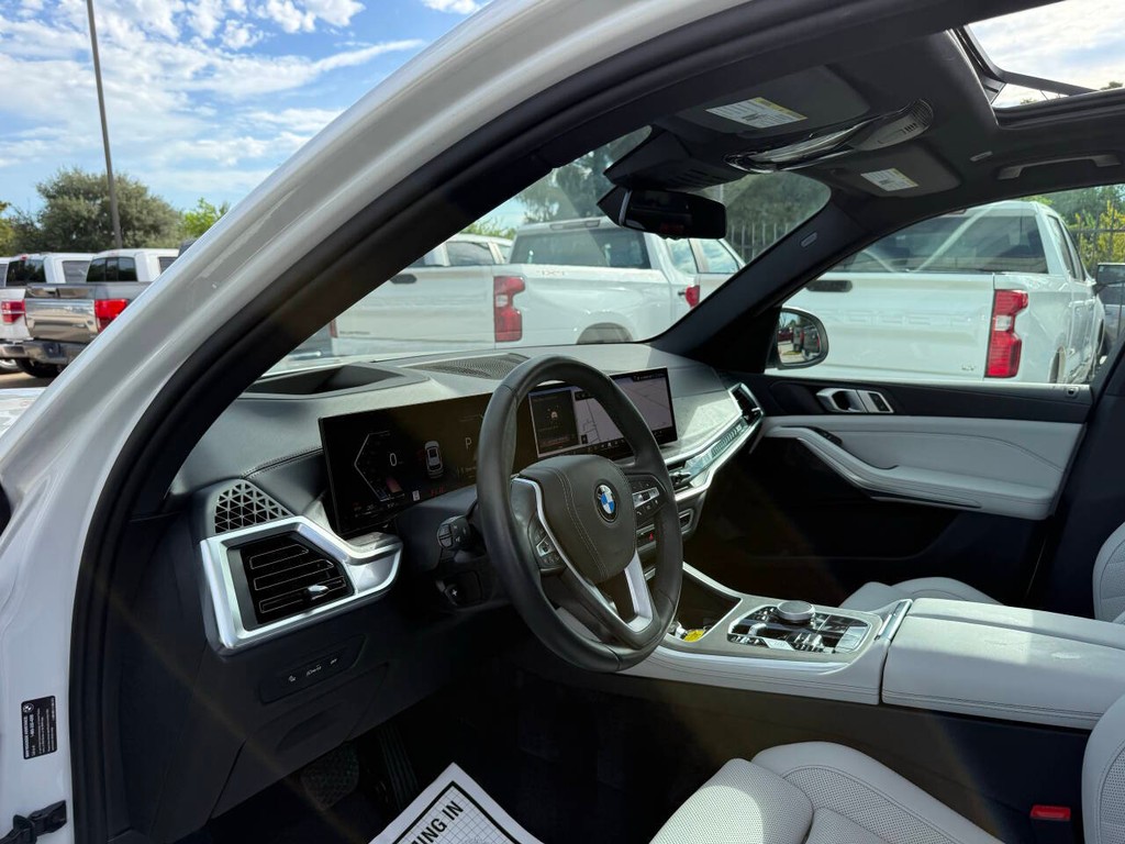 BMW X5 Vehicle Full-screen Gallery Image 06