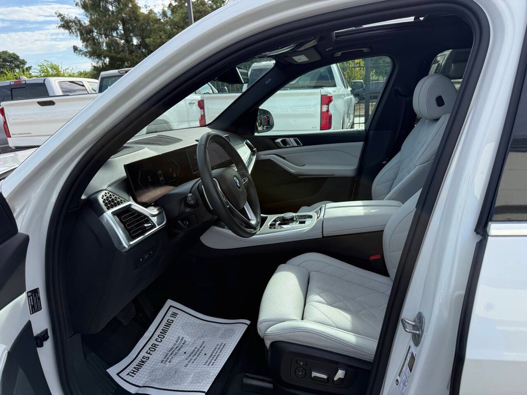 BMW X5 Vehicle Full-screen Gallery Image 07