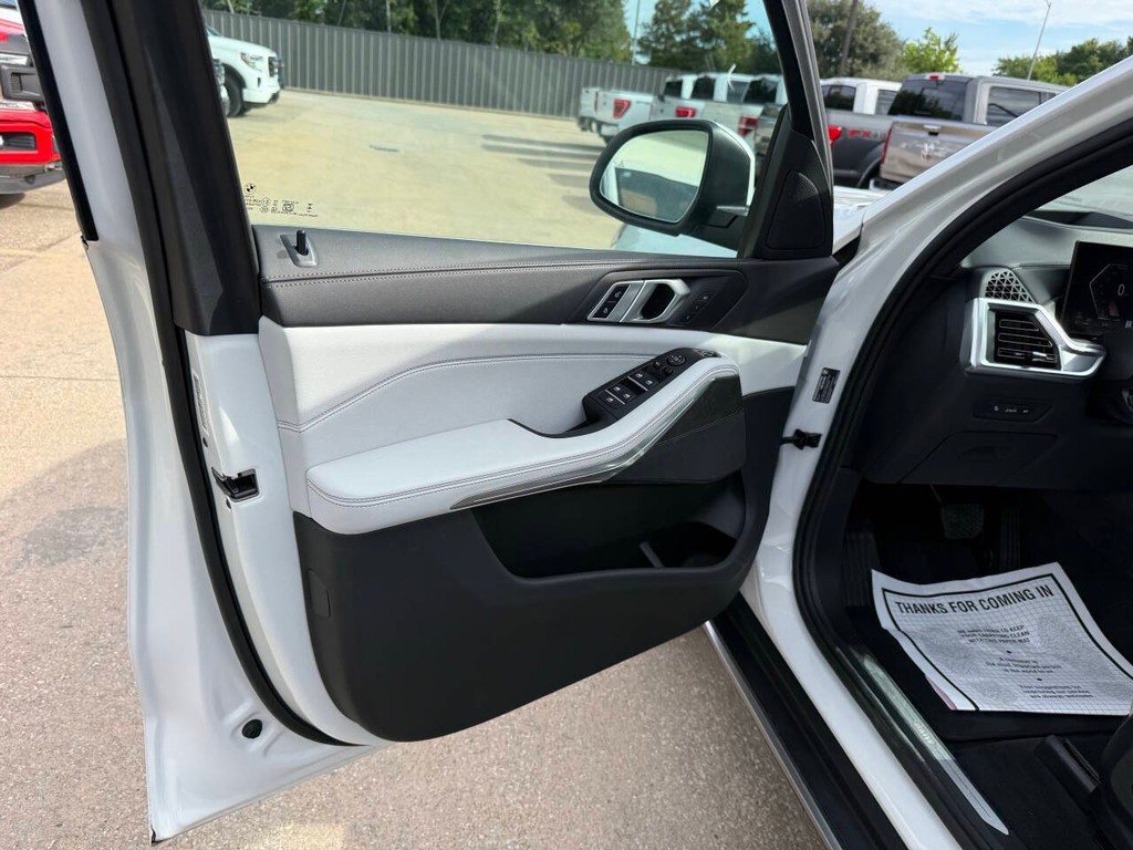BMW X5 Vehicle Full-screen Gallery Image 08