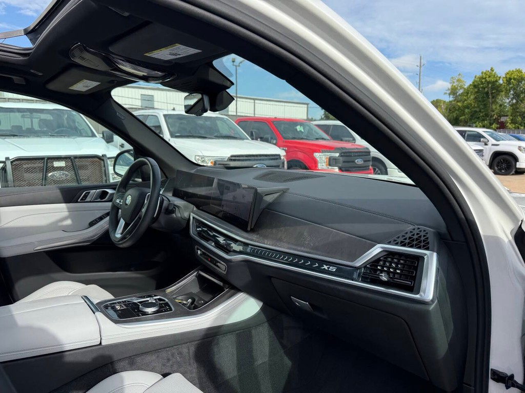 BMW X5 Vehicle Full-screen Gallery Image 09