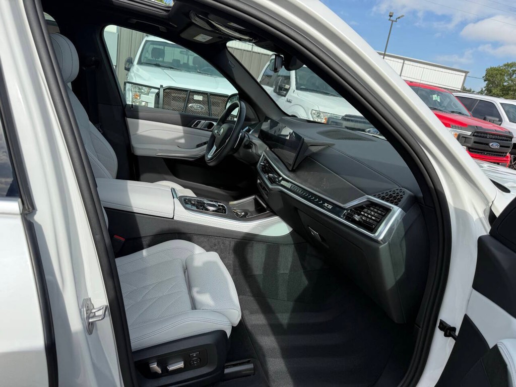 BMW X5 Vehicle Full-screen Gallery Image 10