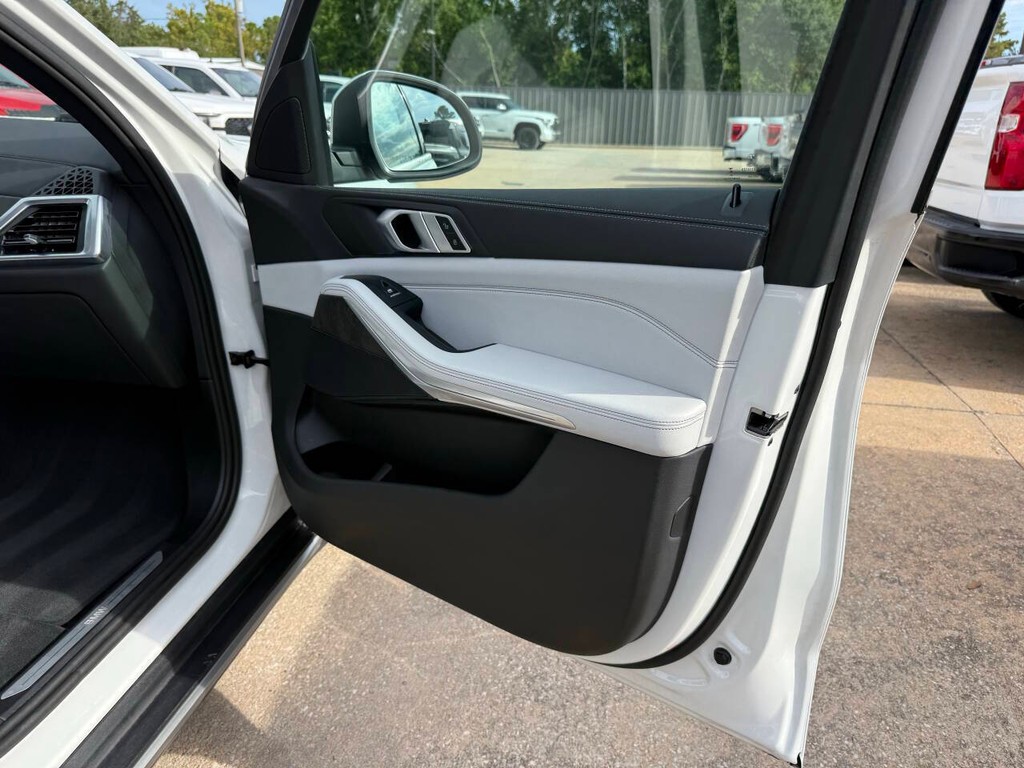 BMW X5 Vehicle Full-screen Gallery Image 11