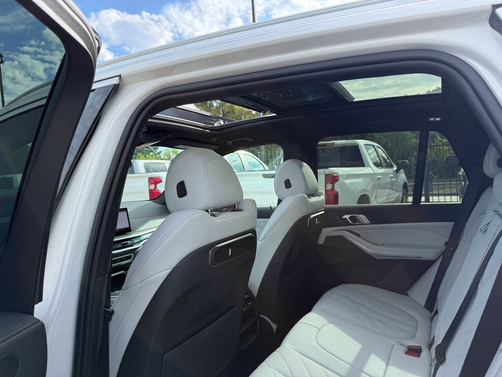 BMW X5 Vehicle Full-screen Gallery Image 12