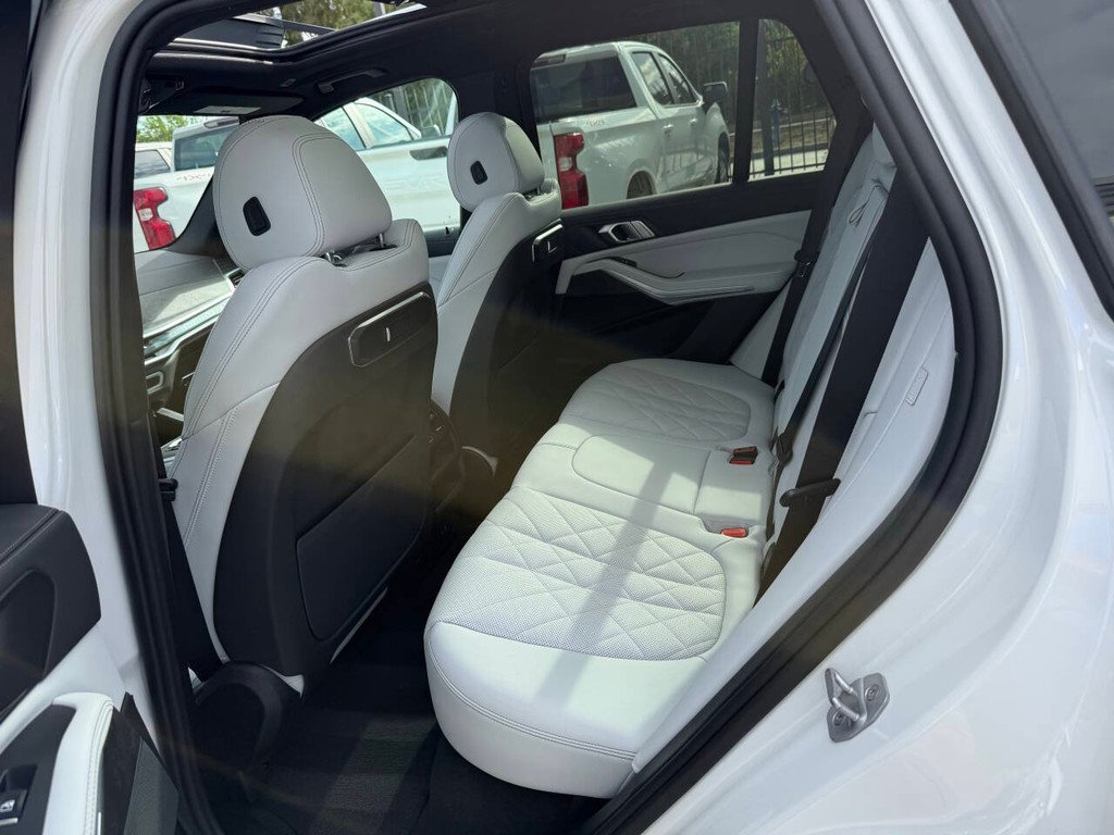 BMW X5 Vehicle Full-screen Gallery Image 13