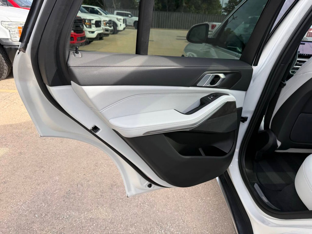 BMW X5 Vehicle Full-screen Gallery Image 14