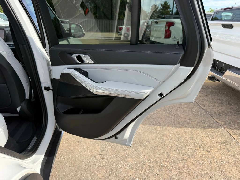 BMW X5 Vehicle Full-screen Gallery Image 16