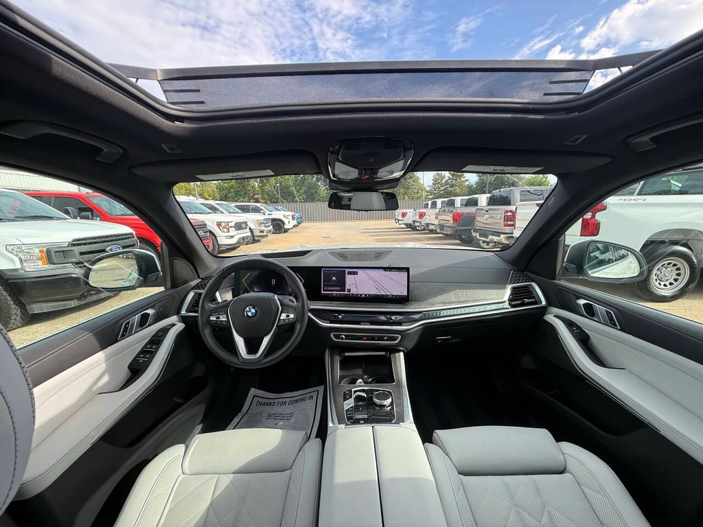 BMW X5 Vehicle Full-screen Gallery Image 18