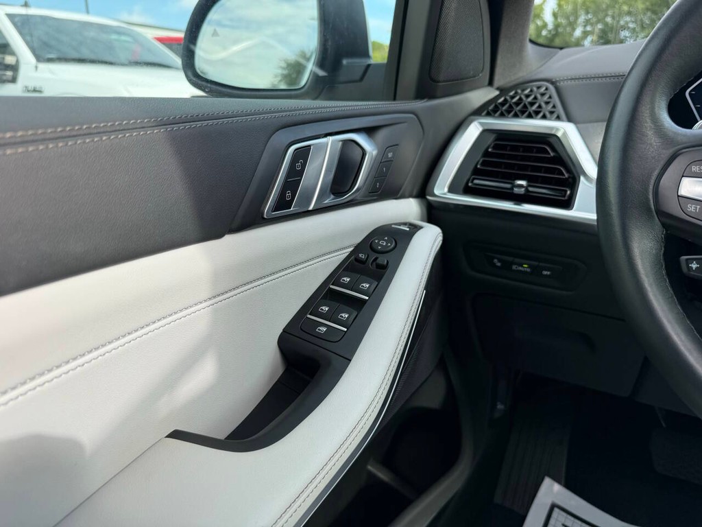 BMW X5 Vehicle Full-screen Gallery Image 29