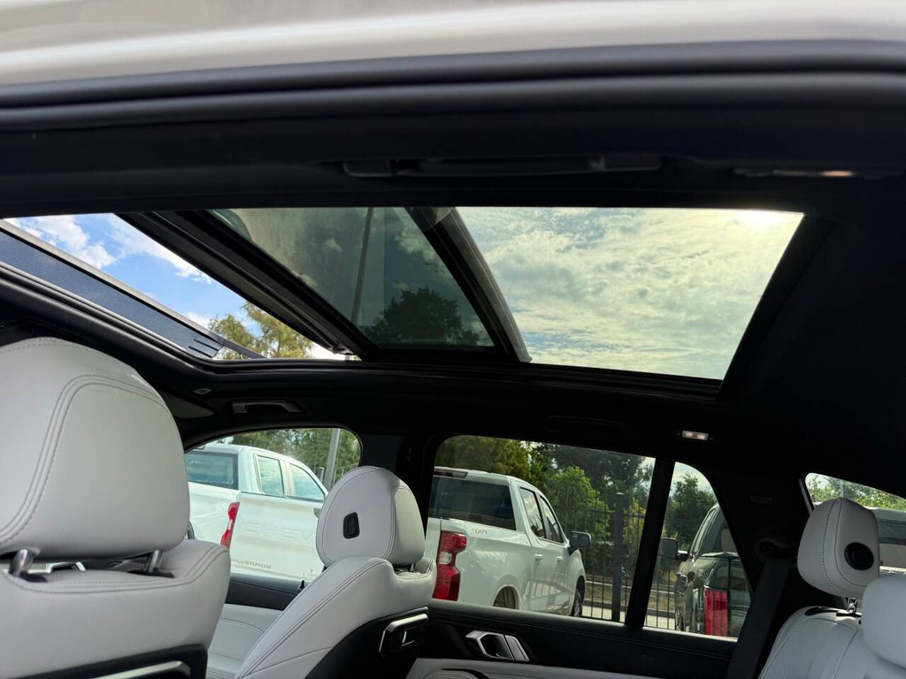 BMW X5 Vehicle Full-screen Gallery Image 32