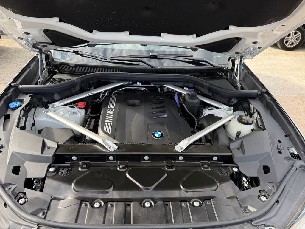 BMW X5 Vehicle Full-screen Gallery Image 37