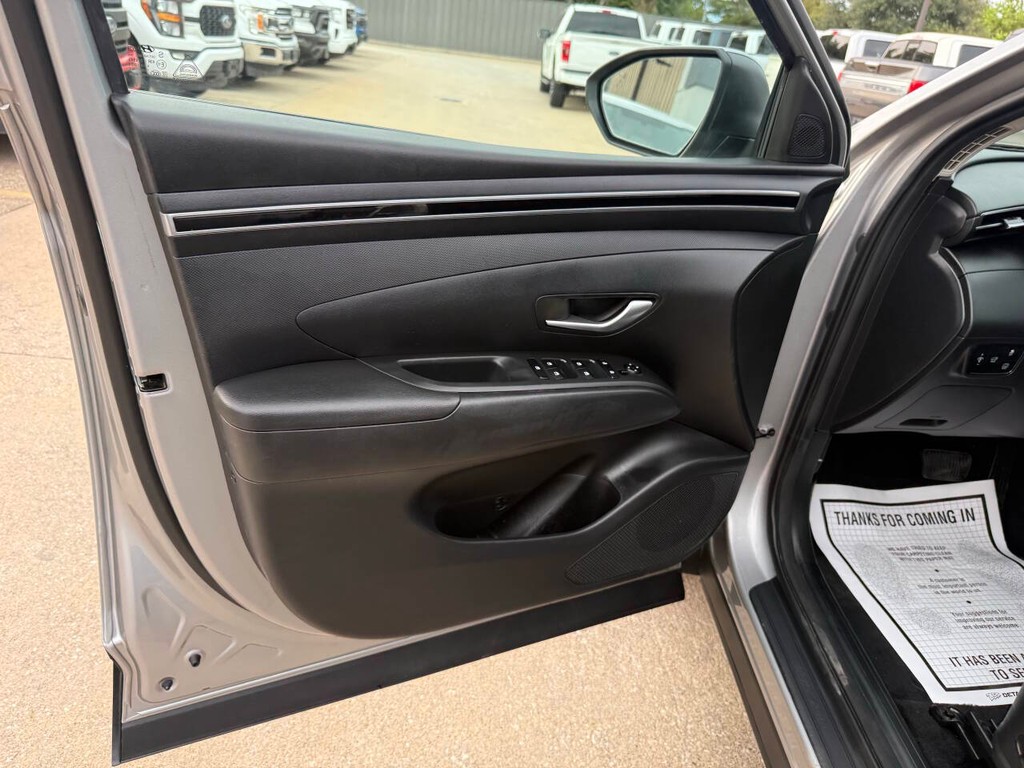 Hyundai Tucson Hybrid Vehicle Full-screen Gallery Image 08