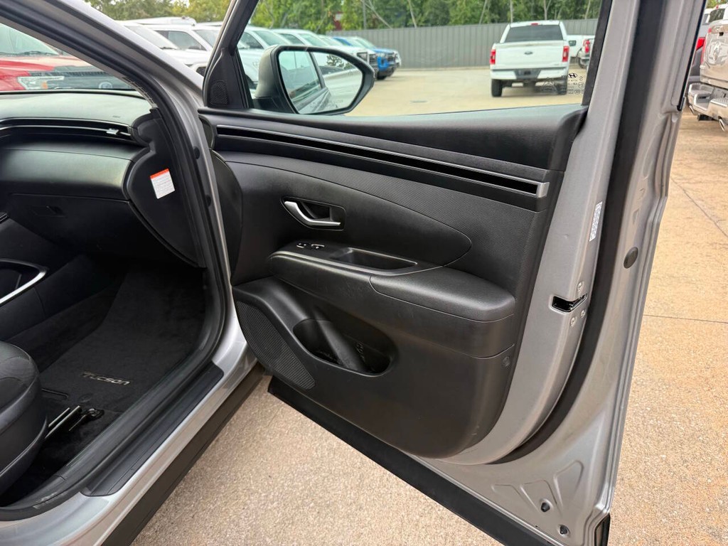 Hyundai Tucson Hybrid Vehicle Full-screen Gallery Image 11