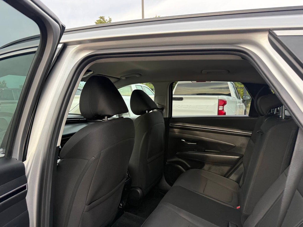 Hyundai Tucson Hybrid Vehicle Full-screen Gallery Image 12