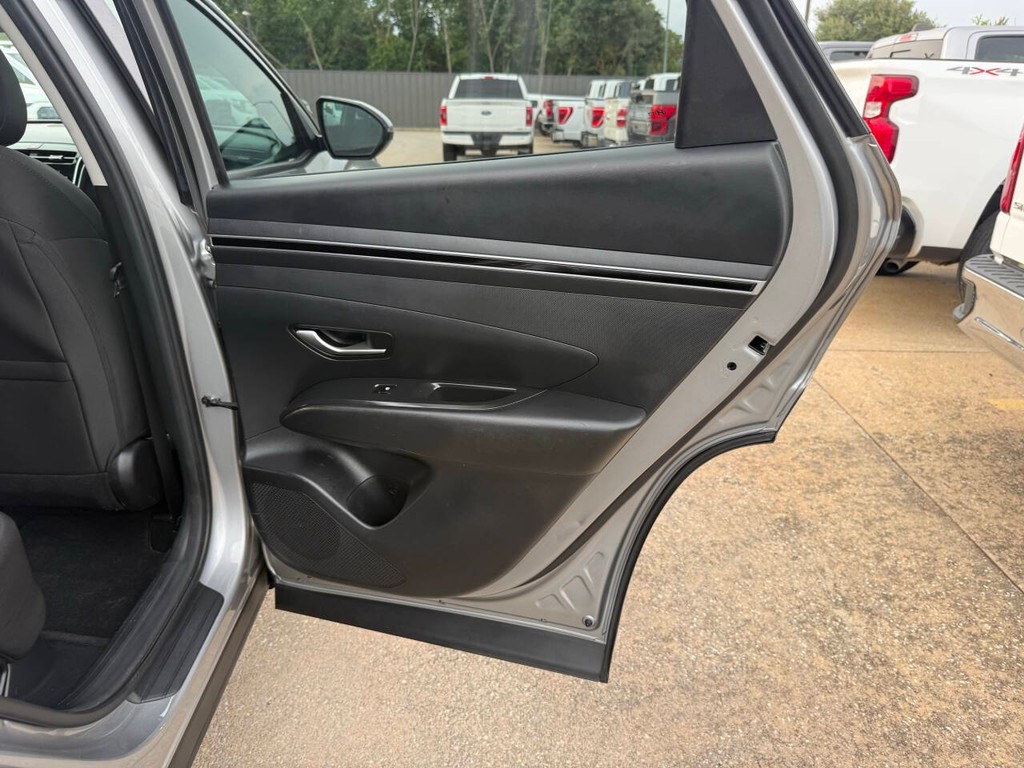 Hyundai Tucson Hybrid Vehicle Full-screen Gallery Image 16