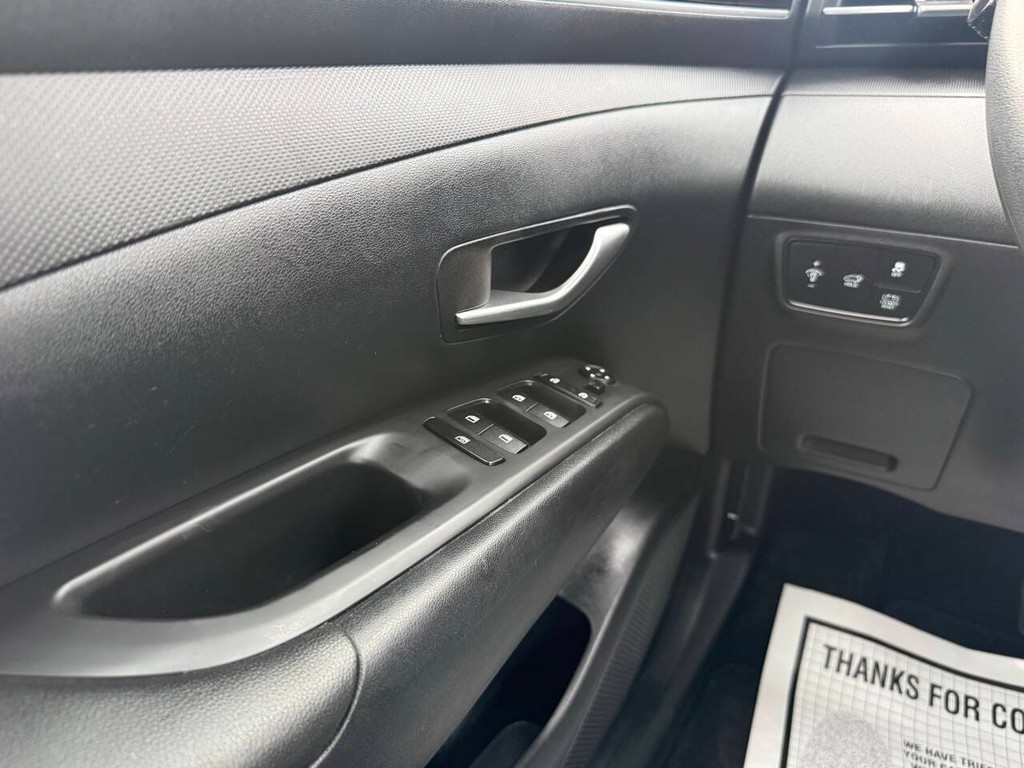 Hyundai Tucson Hybrid Vehicle Full-screen Gallery Image 30
